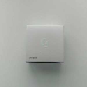 Glossier Wowder in light/medium
